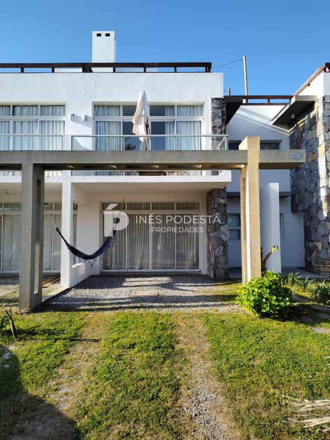 Casa ID.4910 - Apartamento en alquiler de 3 dormitorios en Manantiales 