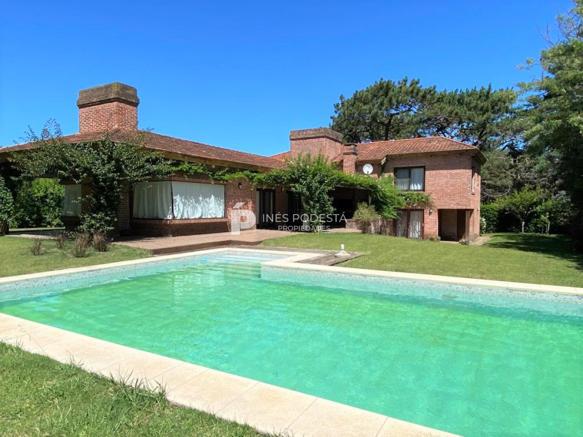 Casa ID.516 - Casa con 4 dormitorios y dep. de servicio con piscina a 100 mts mar