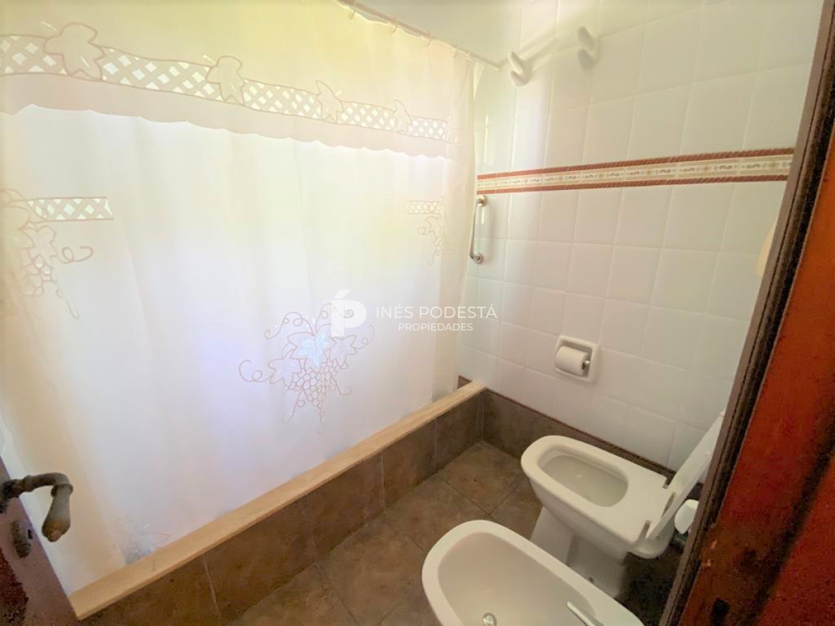 Casa ID.516 - Casa con 4 dormitorios y dep. de servicio con piscina a 100 mts mar