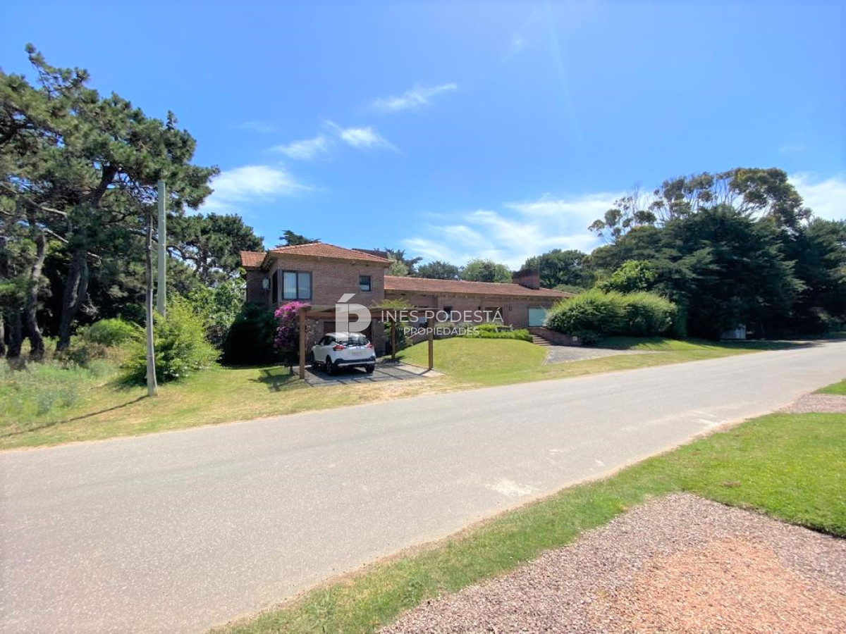 Casa ID.516 - Casa con 4 dormitorios y dep. de servicio con piscina a 100 mts mar