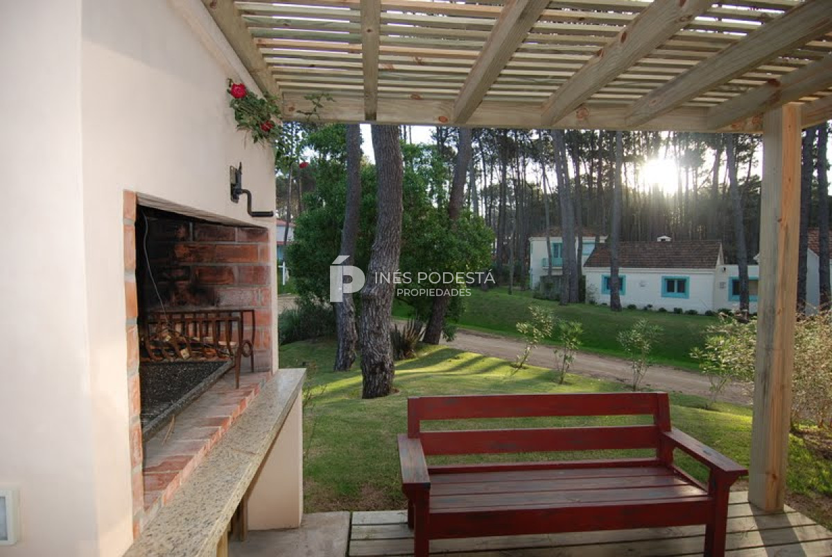Casa ID.6180 - LAGUNA BLANCA con 5 dormitorios y dependencia de servicio, piscina