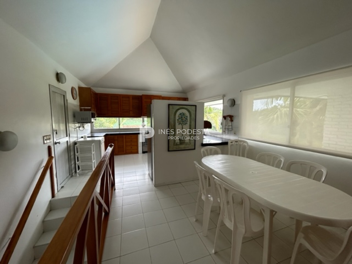 Casa ID.3837 - Pinares frente al mar, muy amplia con 6 suites más 2 dependencias de servicio