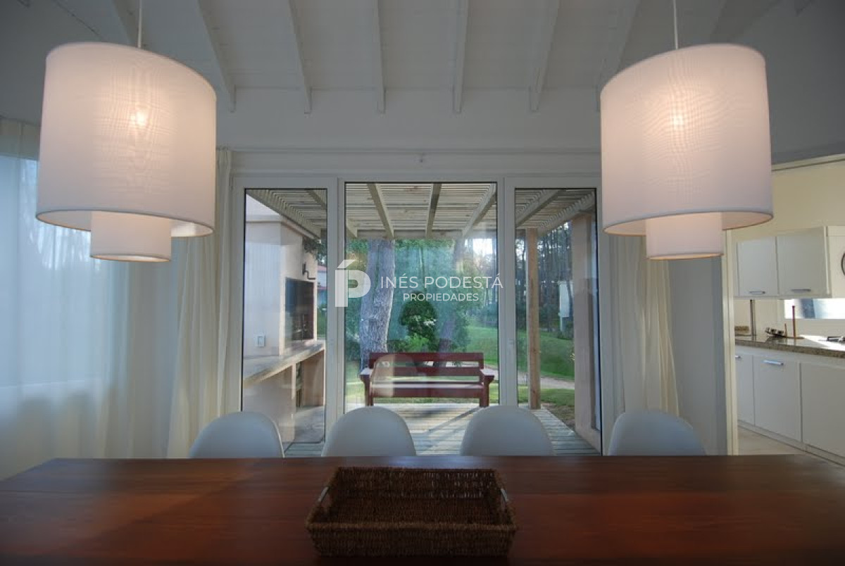 Casa ID.6180 - LAGUNA BLANCA con 5 dormitorios y dependencia de servicio, piscina