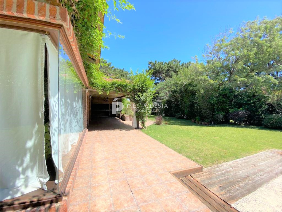 Casa ID.516 - Casa con 4 dormitorios y dep. de servicio con piscina a 100 mts mar