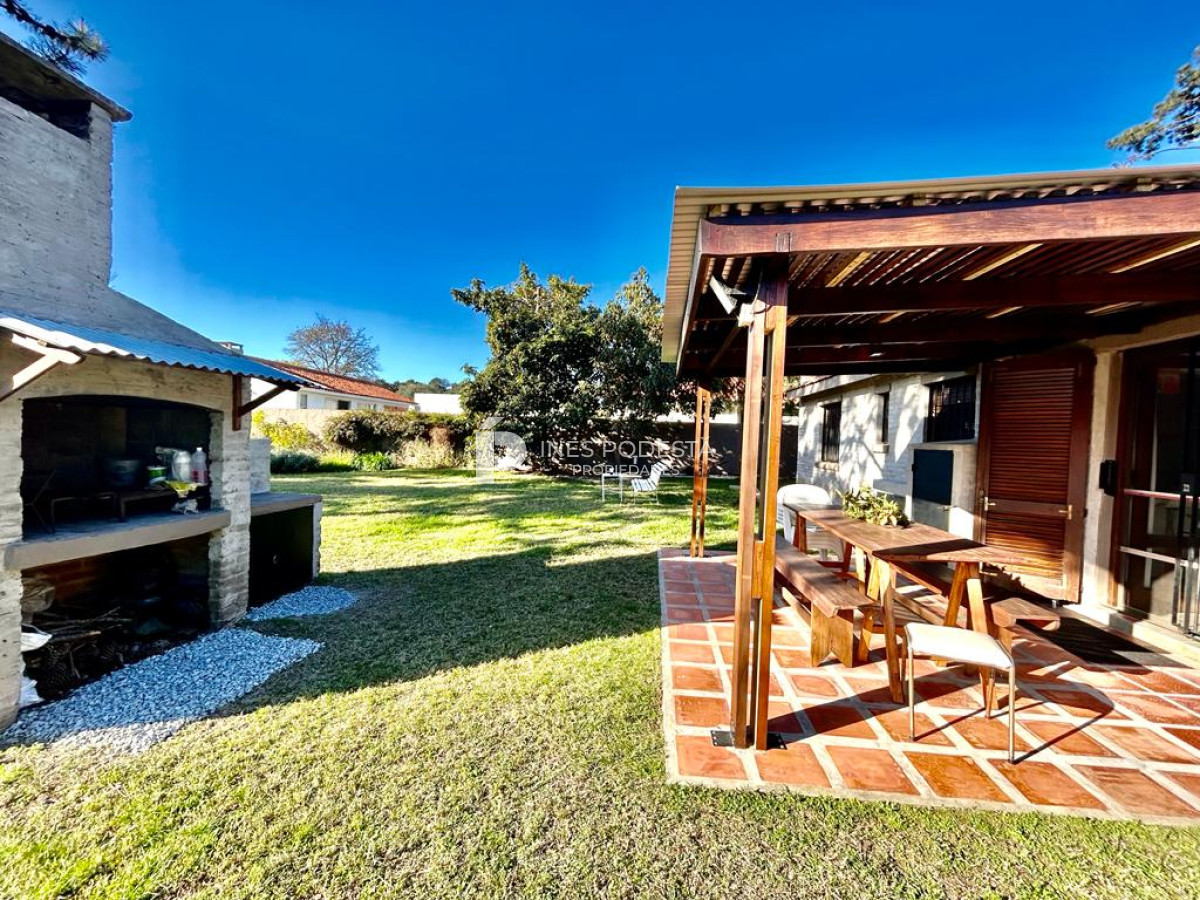 Casa ID.4792 - Alquiler Zona de colegios, 3 dormitorios y 2 baños, jardín cercado