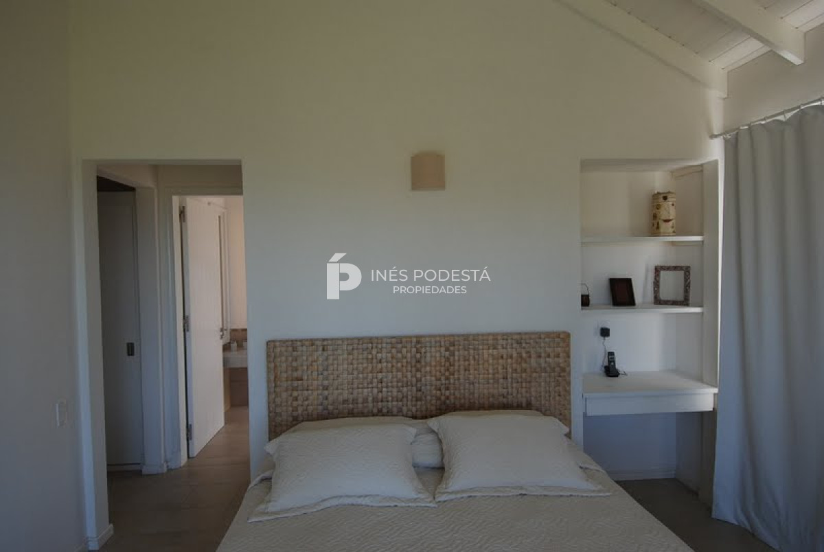Casa ID.6180 - LAGUNA BLANCA con 5 dormitorios y dependencia de servicio, piscina