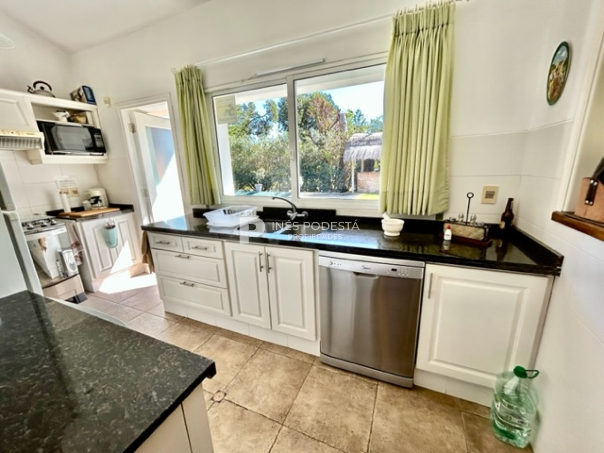 Casa ID.916 - Mansa, excelente ubicación con 4 dormitorios y 3 baños