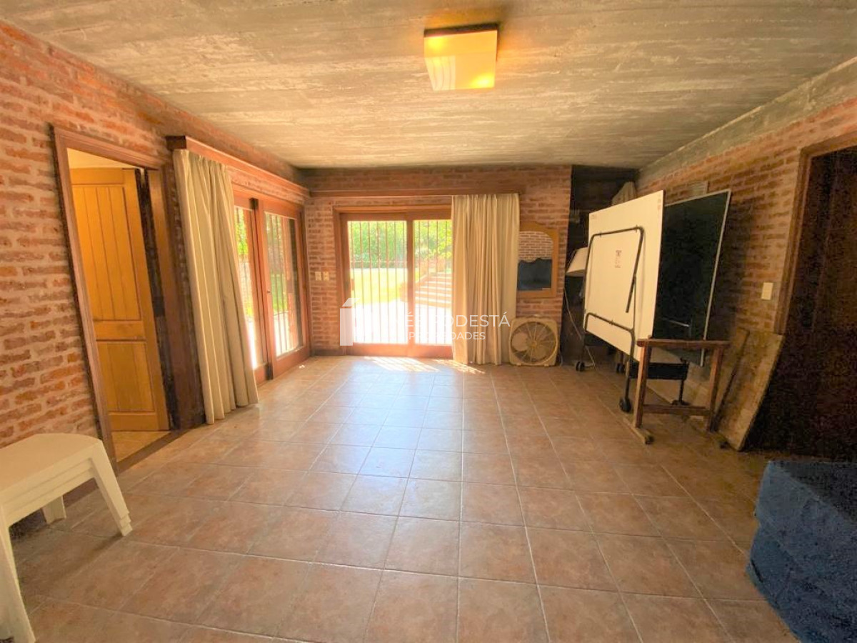Casa ID.516 - Casa con 4 dormitorios y dep. de servicio con piscina a 100 mts mar