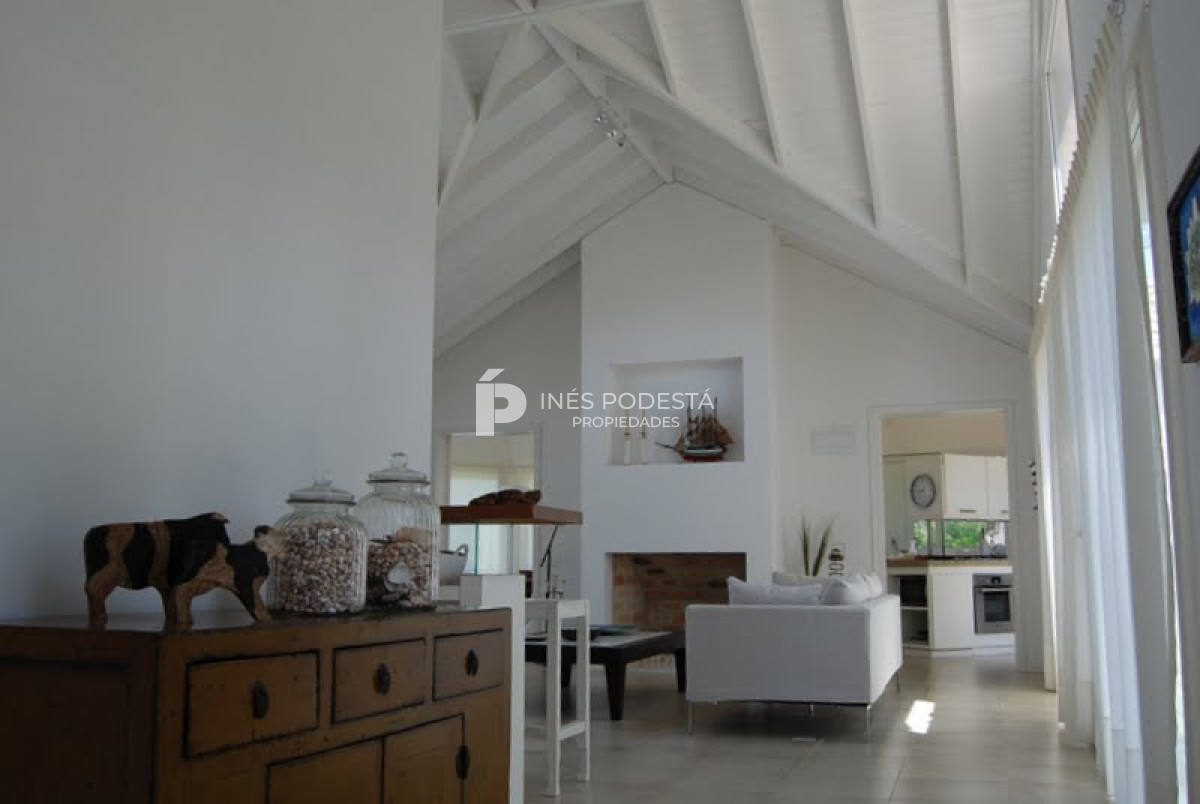 Casa ID.6180 - LAGUNA BLANCA con 5 dormitorios y dependencia de servicio, piscina