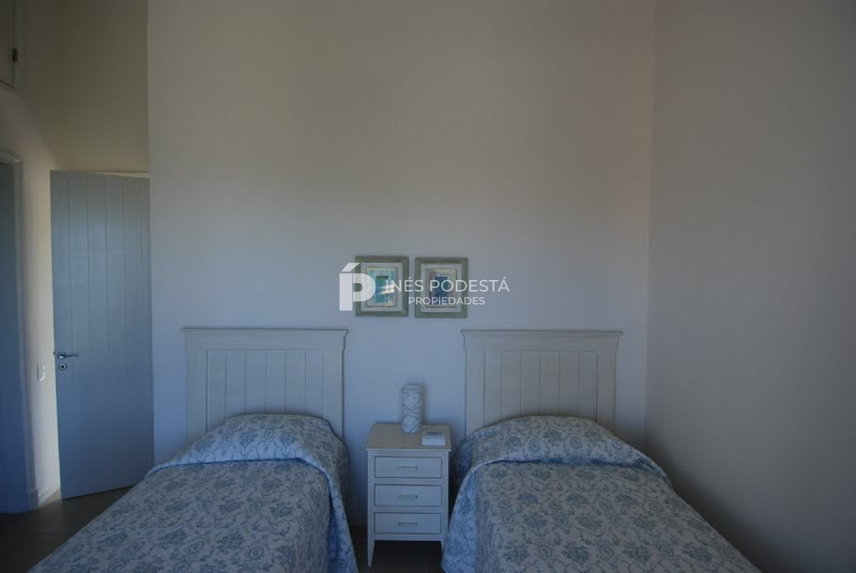 Casa ID.6180 - LAGUNA BLANCA con 5 dormitorios y dependencia de servicio, piscina
