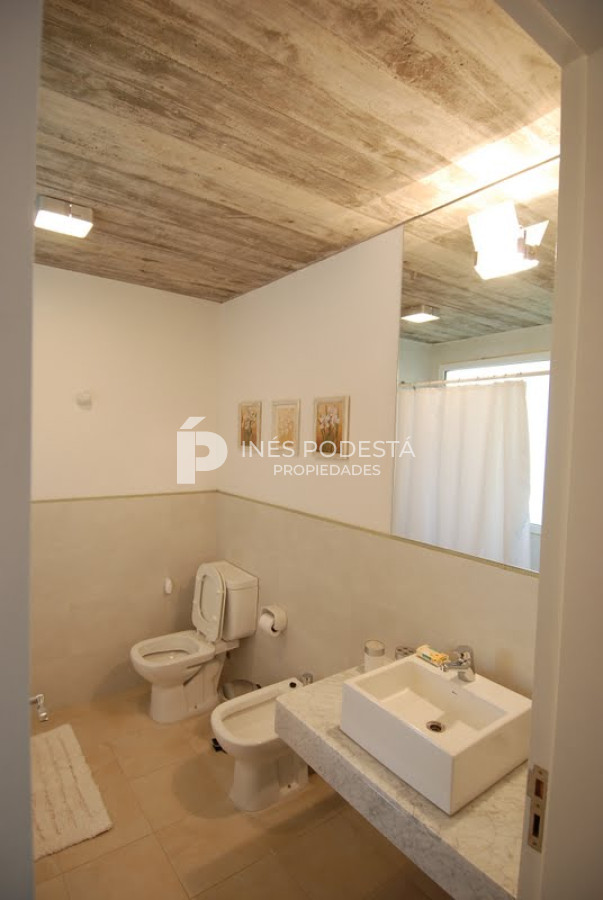 Casa ID.6180 - LAGUNA BLANCA con 5 dormitorios y dependencia de servicio, piscina