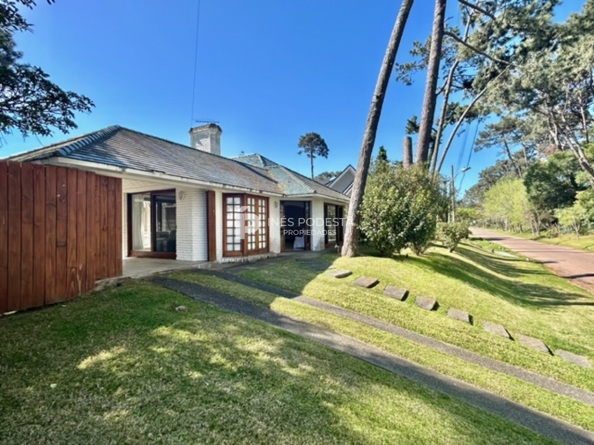 Casa ID.4223 - ALQUILER zona Punta Shopping, 4 dormitorios