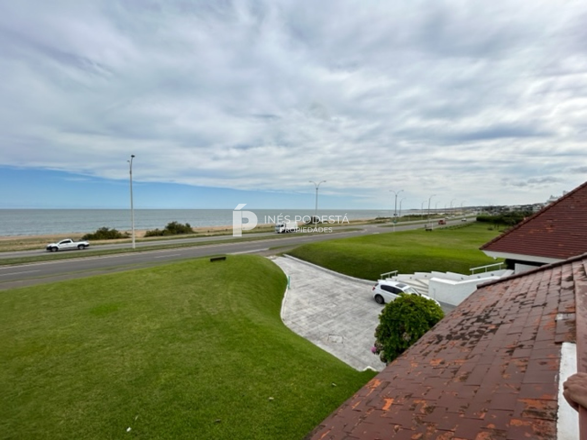 Casa ID.3837 - Pinares frente al mar, muy amplia con 6 suites más 2 dependencias de servicio