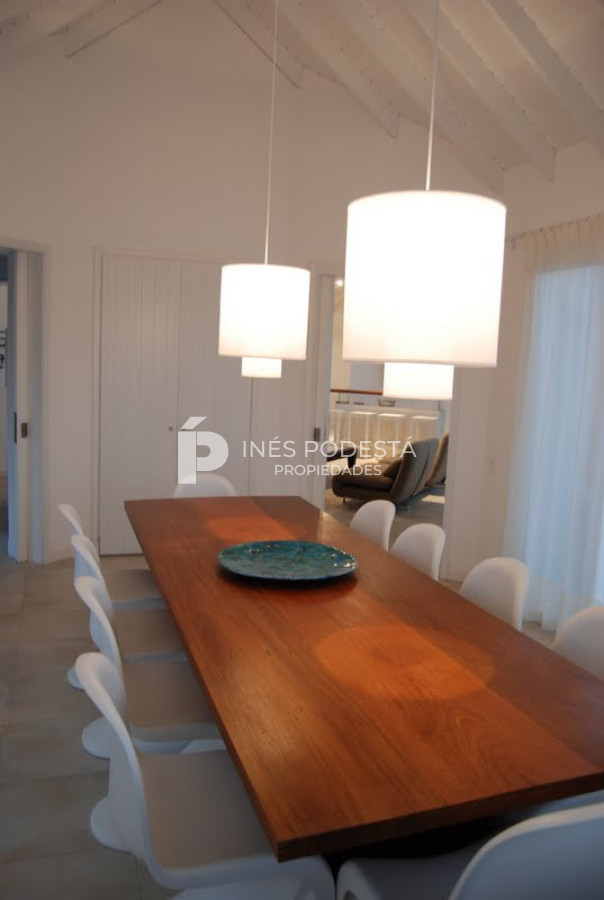 Casa ID.6180 - LAGUNA BLANCA con 5 dormitorios y dependencia de servicio, piscina