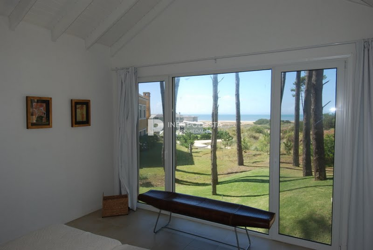 Casa ID.6180 - LAGUNA BLANCA con 5 dormitorios y dependencia de servicio, piscina