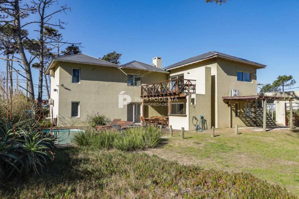 Casa ID.6436 - Venta y alquiler con 6 dormitorios más dependencia de servicio