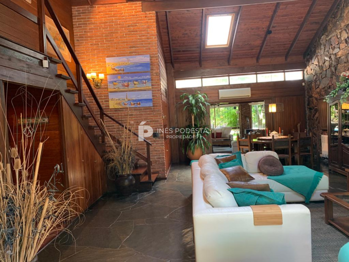 Casa ID.830 - Venta en Mansa 4 dormitorios y dependencia de servicio
