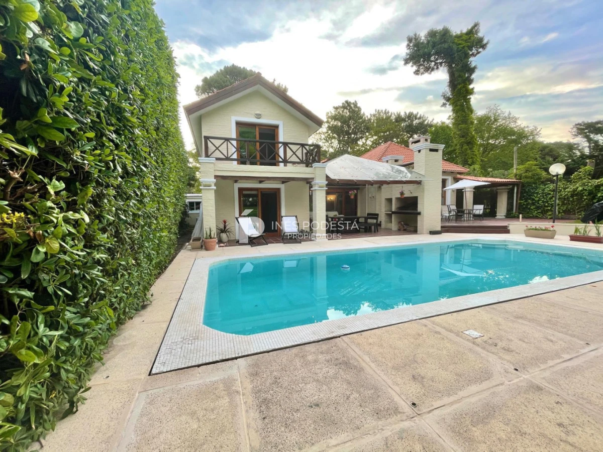 Casa ID.246 - Venta en  San Rafael 4 dormitorios  con piscina
