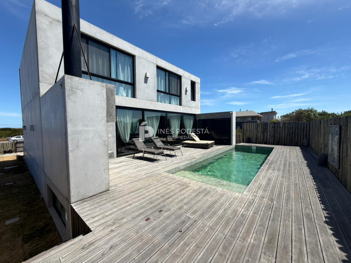 Casa ID.41914 - Venta propiedad moderna con 2 suites y dependencia de servicio