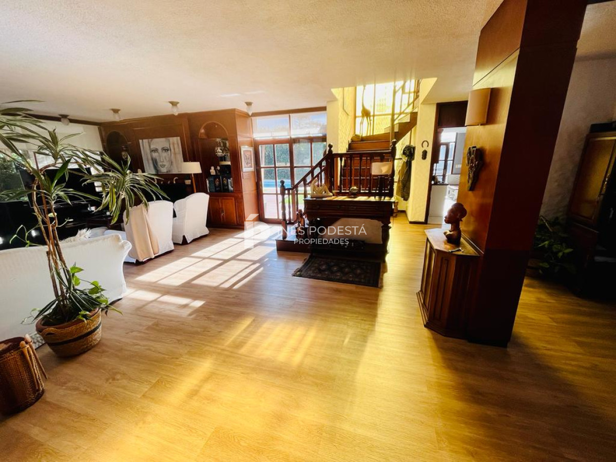 Casa ID.320 - Mansa con 5 dormitorios y dependencia de servicio