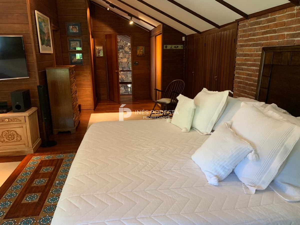 Casa ID.830 - Venta en Mansa 4 dormitorios y dependencia de servicio