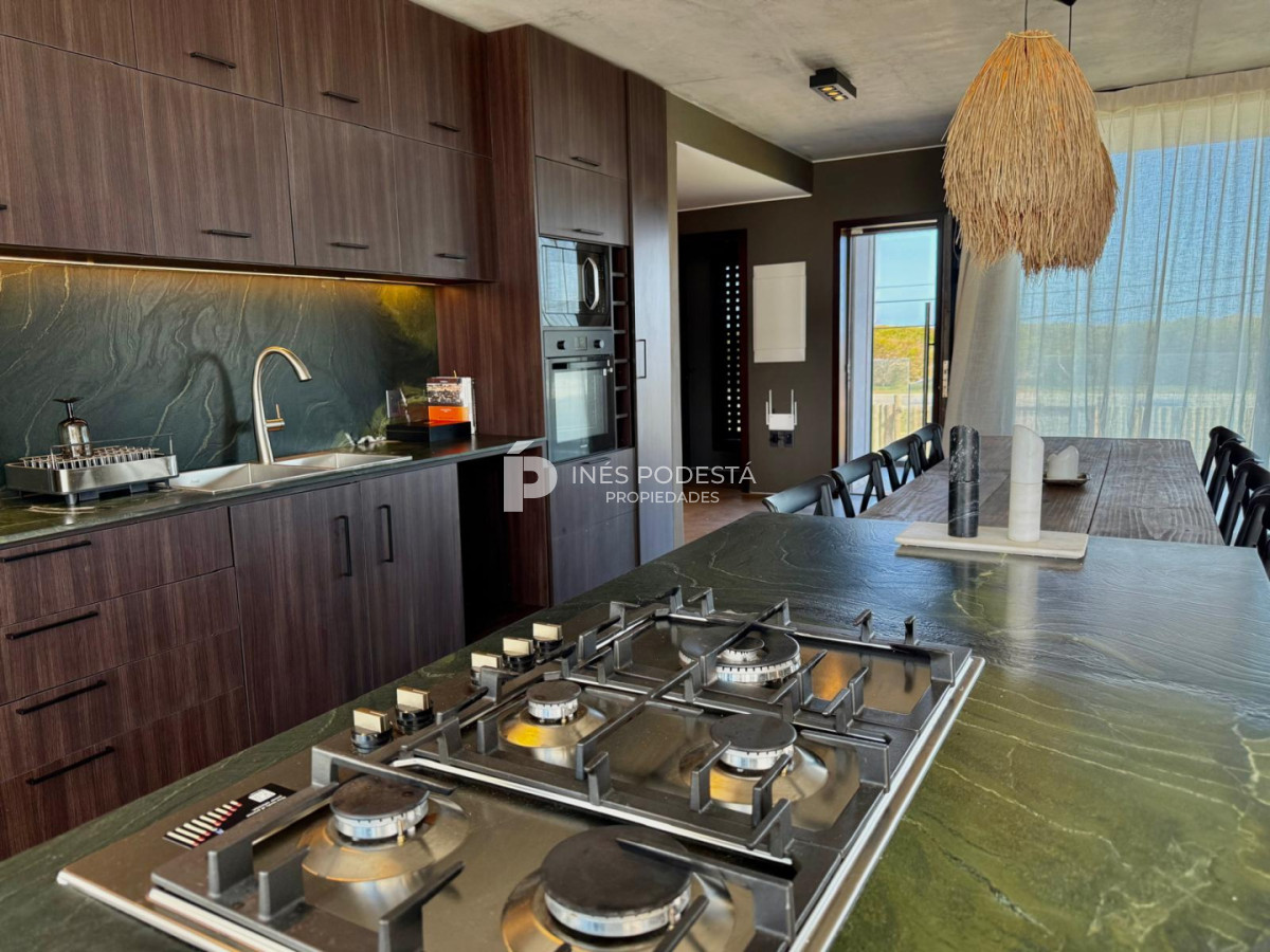 Casa ID.41914 - Venta propiedad moderna con 2 suites y dependencia de servicio