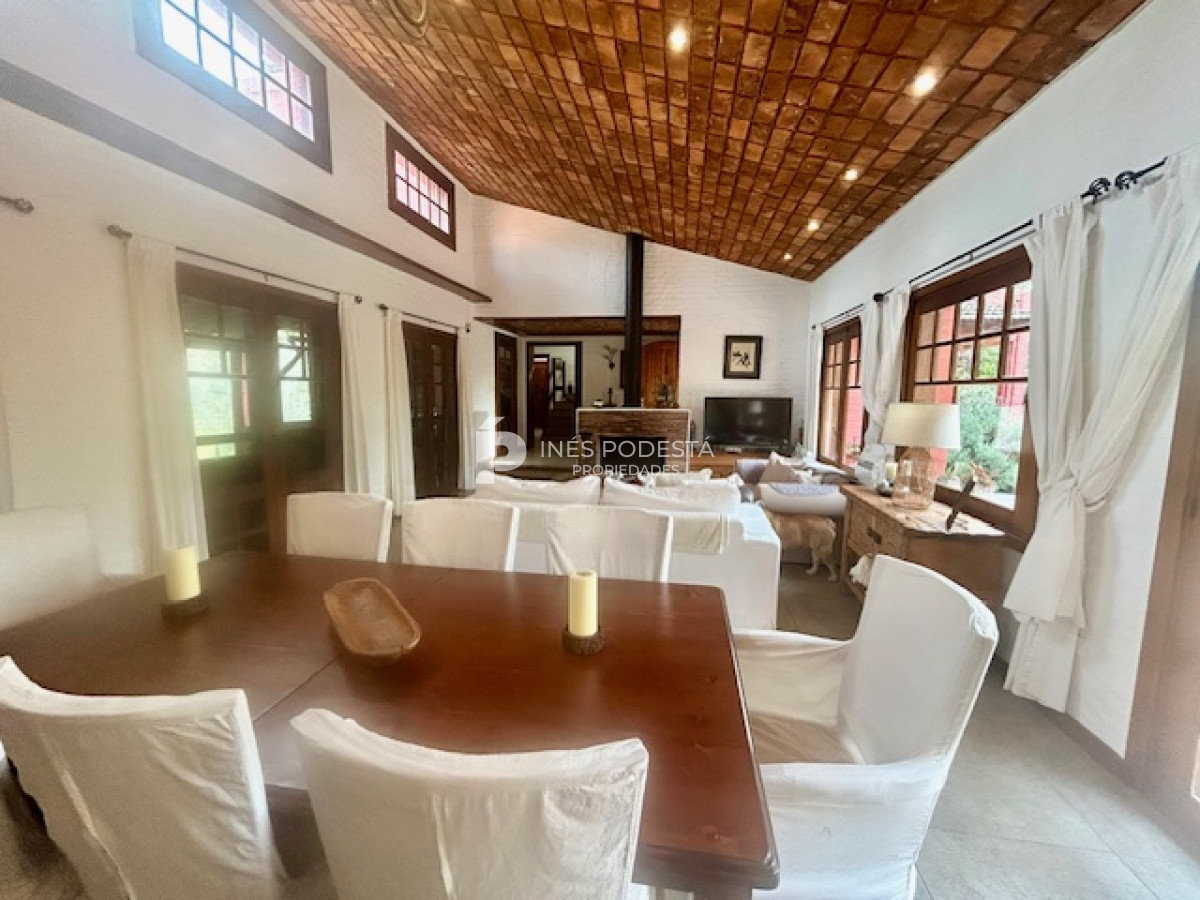 Casa ID.41030 - Venta casa con 4 dormitorios + dependencia de servicio y piscina climatizada