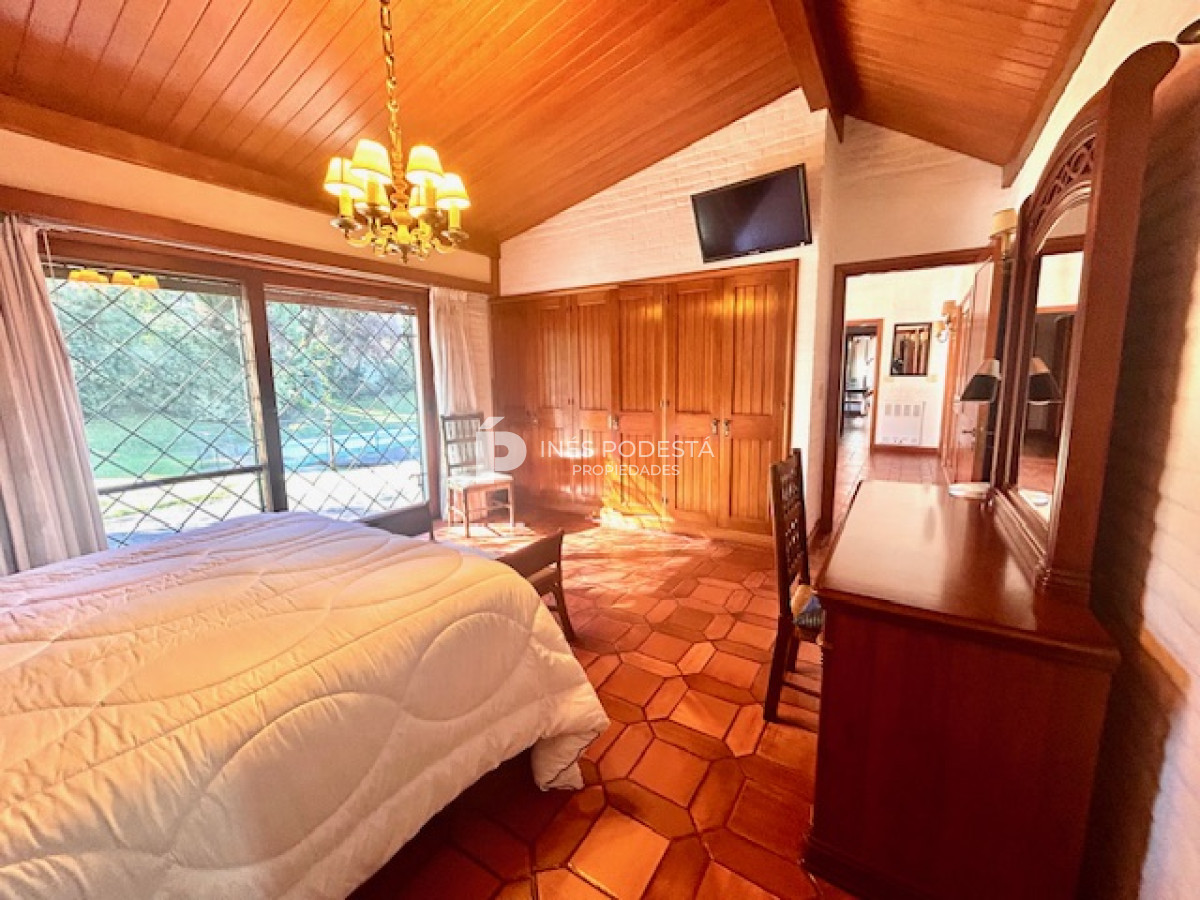 Casa ID.4899 - Venta casa en mansa 4 dormitorios y dependencia de servicio,  piscina