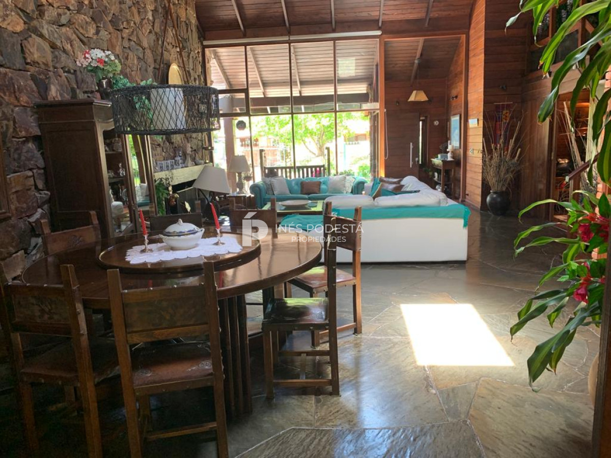 Casa ID.830 - Venta en Mansa 4 dormitorios y dependencia de servicio