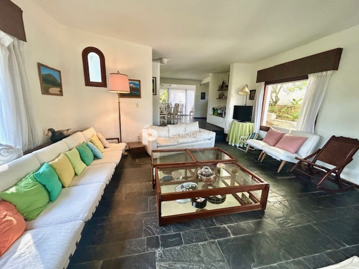 Casa ID.8011 - Venta con 4 dormitorios y dependencia de servicio