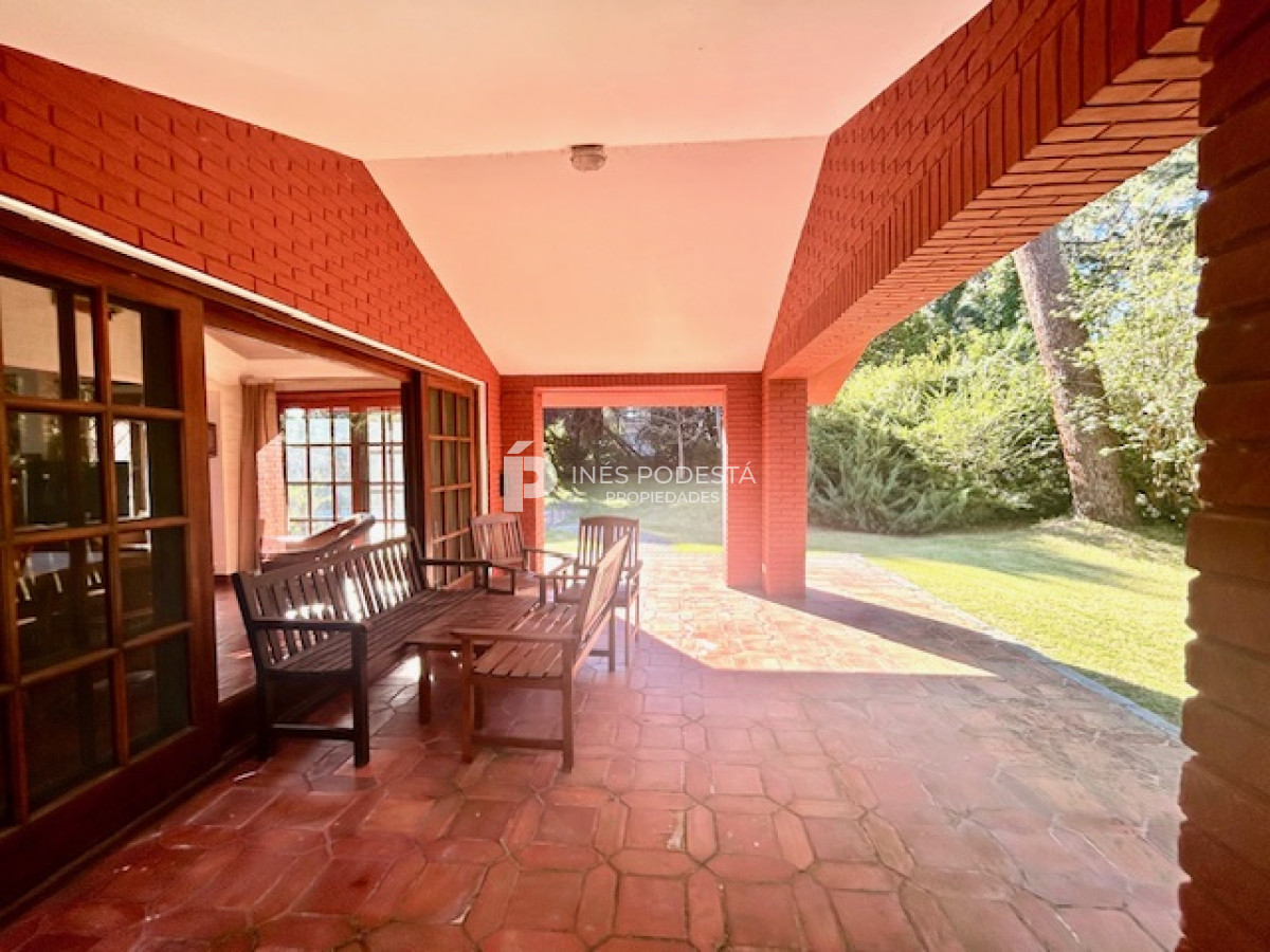 Casa ID.4899 - Venta casa en mansa 4 dormitorios y dependencia de servicio,  piscina