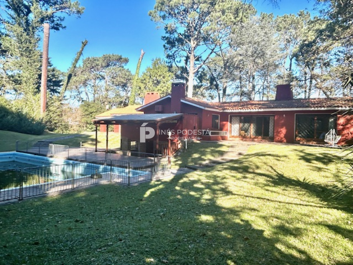 Casa ID.4899 - Venta casa en mansa 4 dormitorios y dependencia de servicio,  piscina