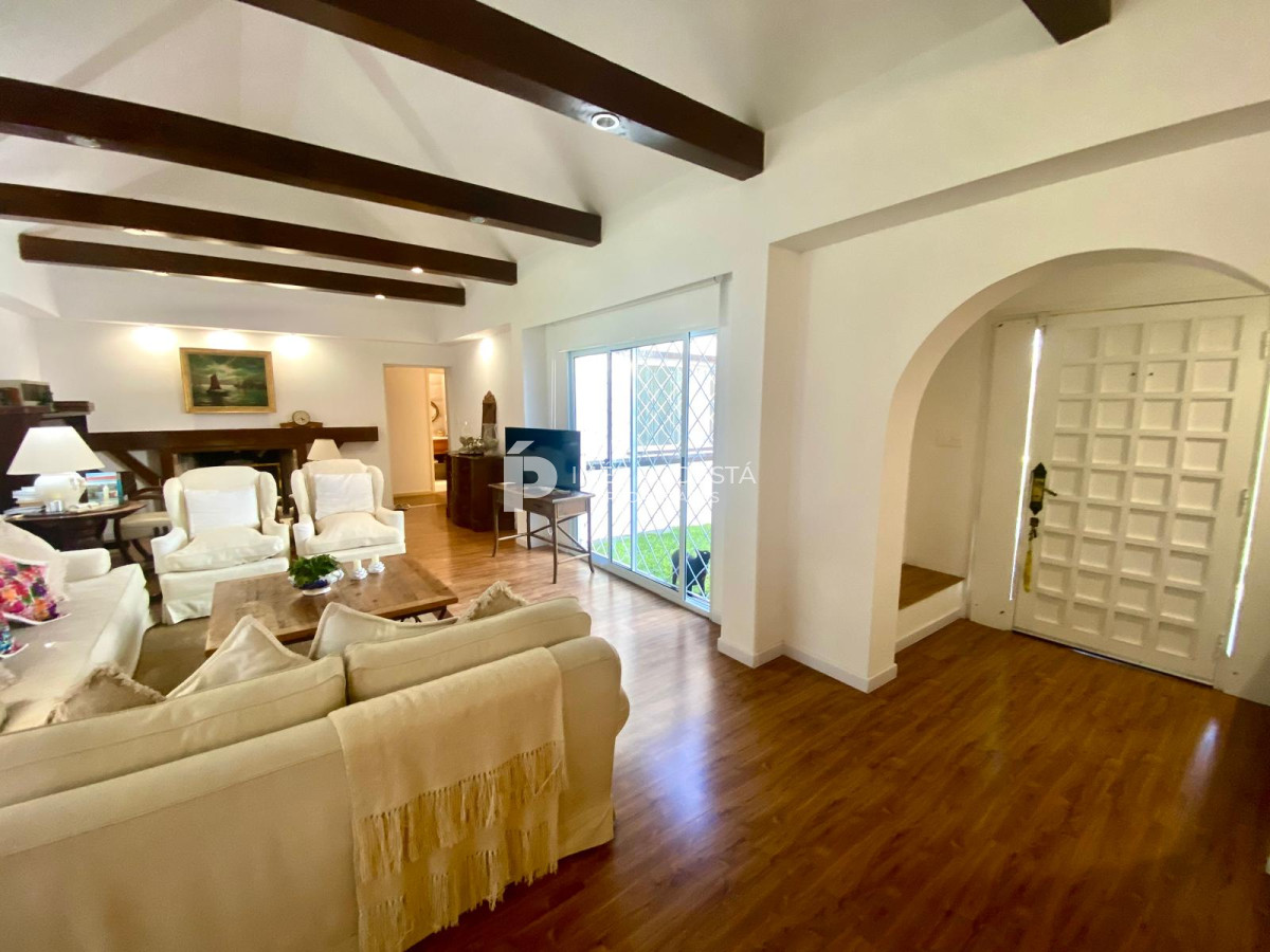 Casa ID.1973 - Venta en Cantegril 4 dormitorios y dependencia de servicio