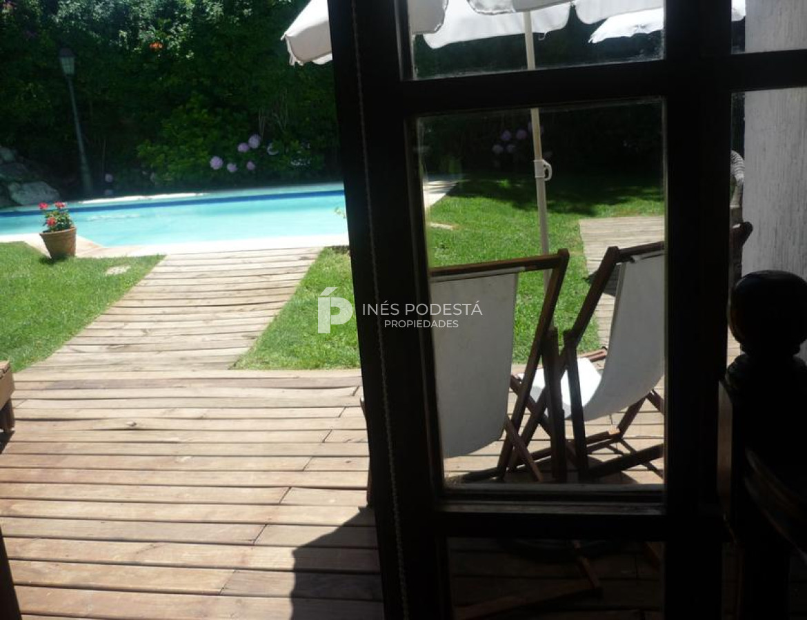 Casa ID.320 - Mansa con 5 dormitorios y dependencia de servicio