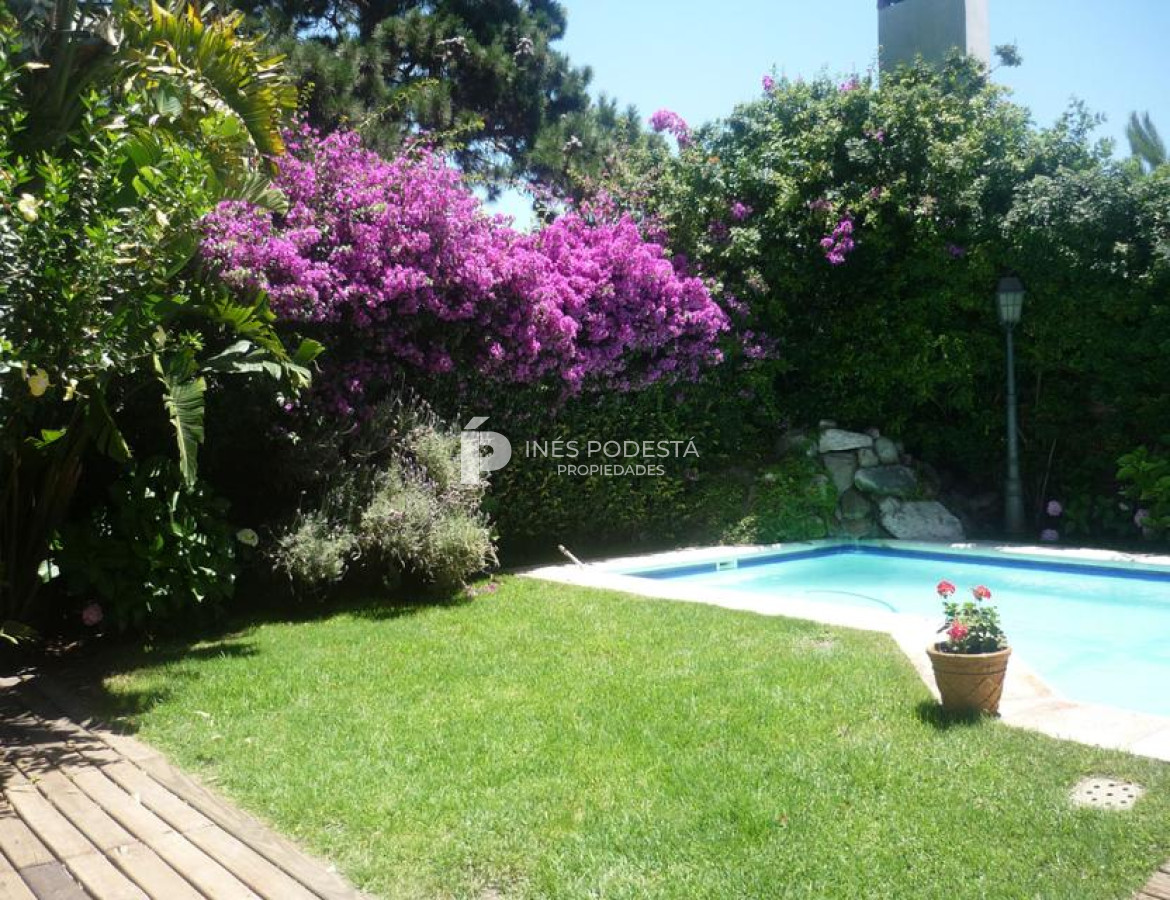 Casa ID.320 - Mansa con 5 dormitorios y dependencia de servicio