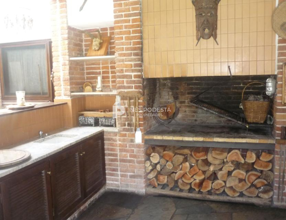 Casa ID.320 - Mansa con 5 dormitorios y dependencia de servicio