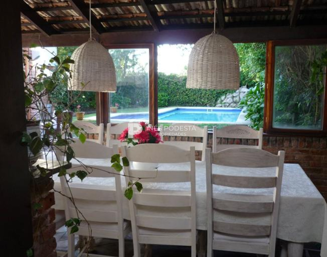 Casa ID.320 - Mansa con 5 dormitorios y dependencia de servicio