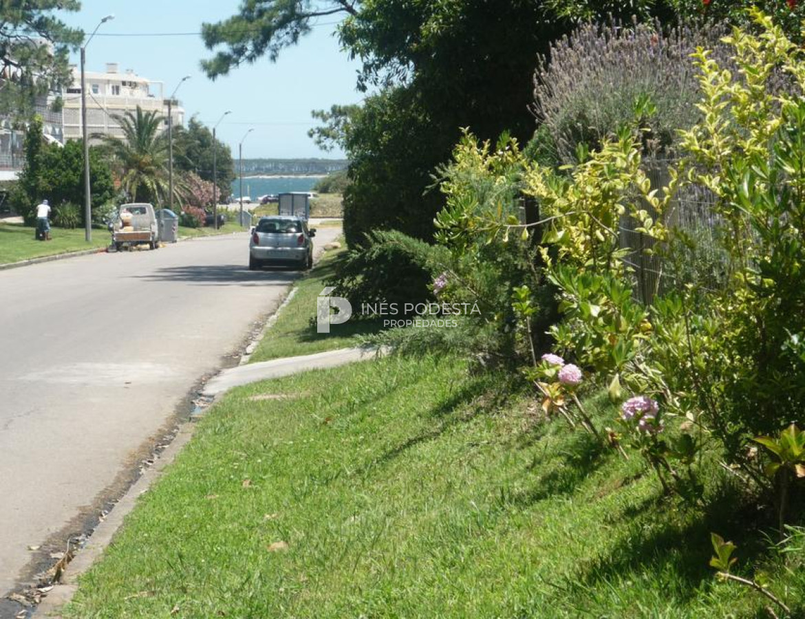 Casa ID.320 - Mansa con 5 dormitorios y dependencia de servicio