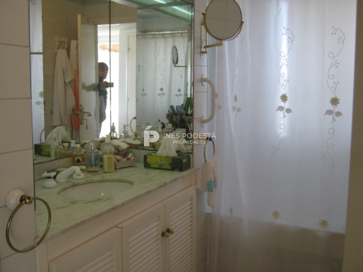 Casa ID.4990 - Venta casa de 5 dormitorios y dependencia de servicio