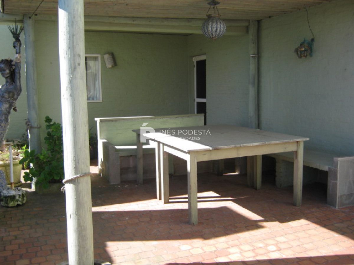 Casa ID.4990 - Venta casa de 5 dormitorios y dependencia de servicio