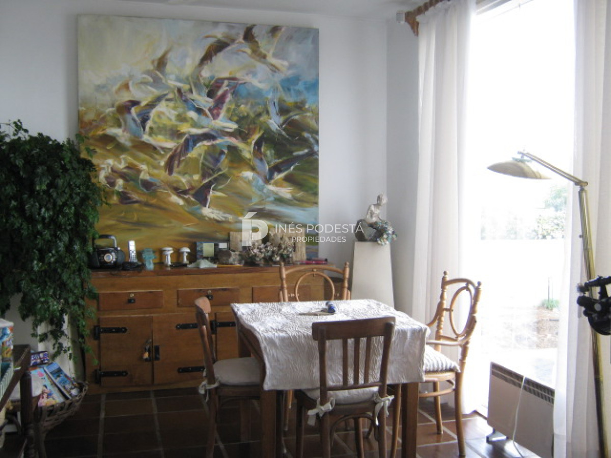 Casa ID.4990 - Venta casa de 5 dormitorios y dependencia de servicio