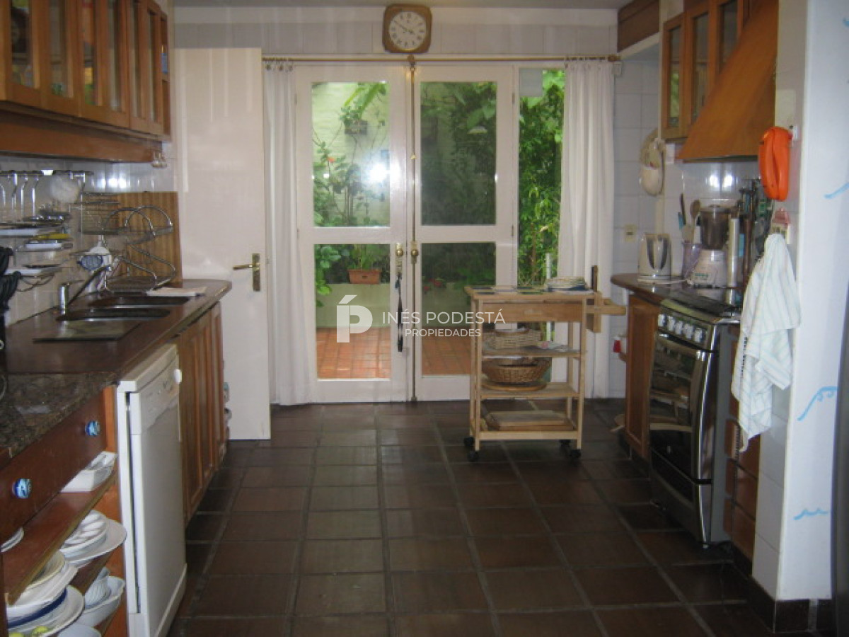 Casa ID.4990 - Venta casa de 5 dormitorios y dependencia de servicio