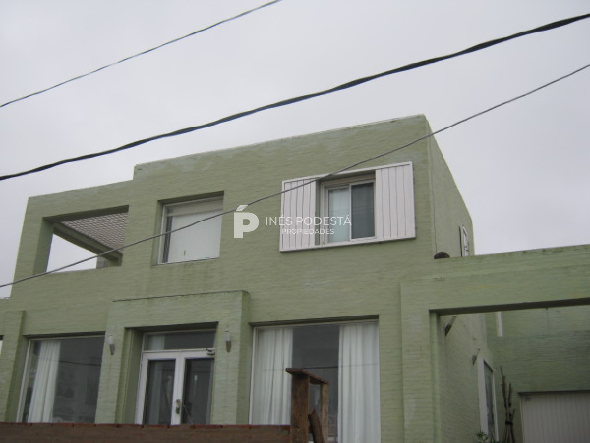 Casa ID.4990 - Venta casa de 5 dormitorios y dependencia de servicio