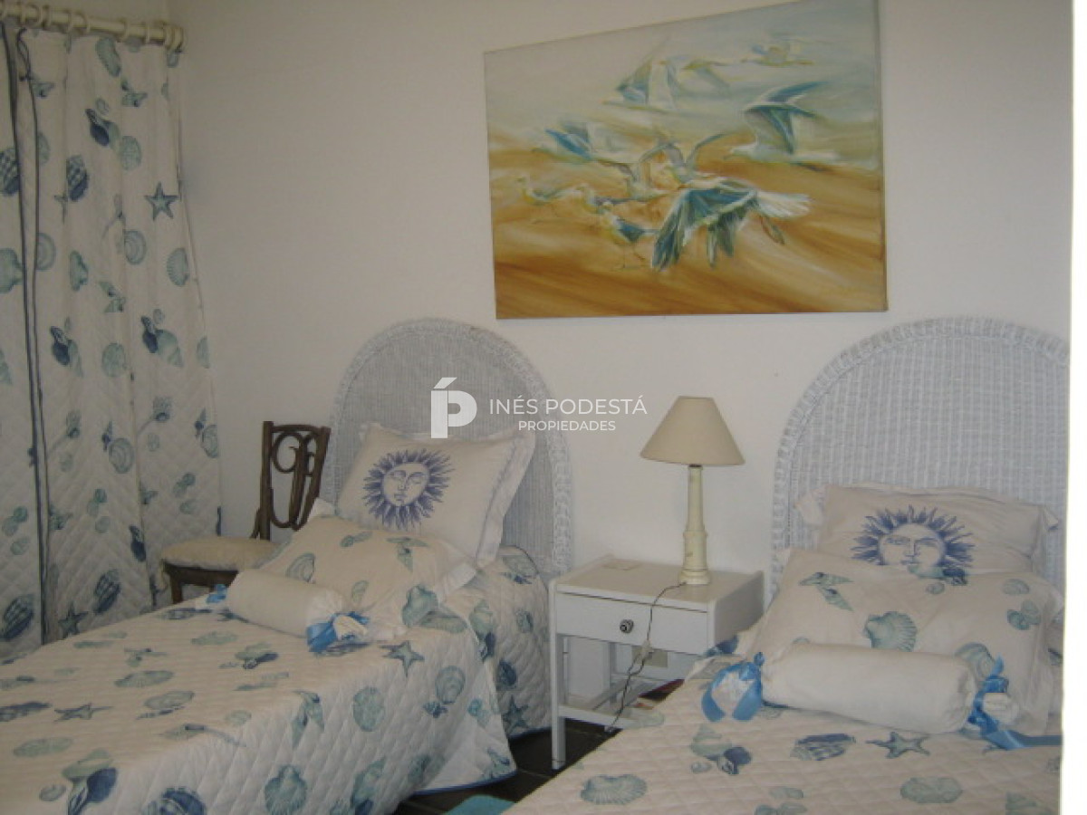 Casa ID.4990 - Venta casa de 5 dormitorios y dependencia de servicio