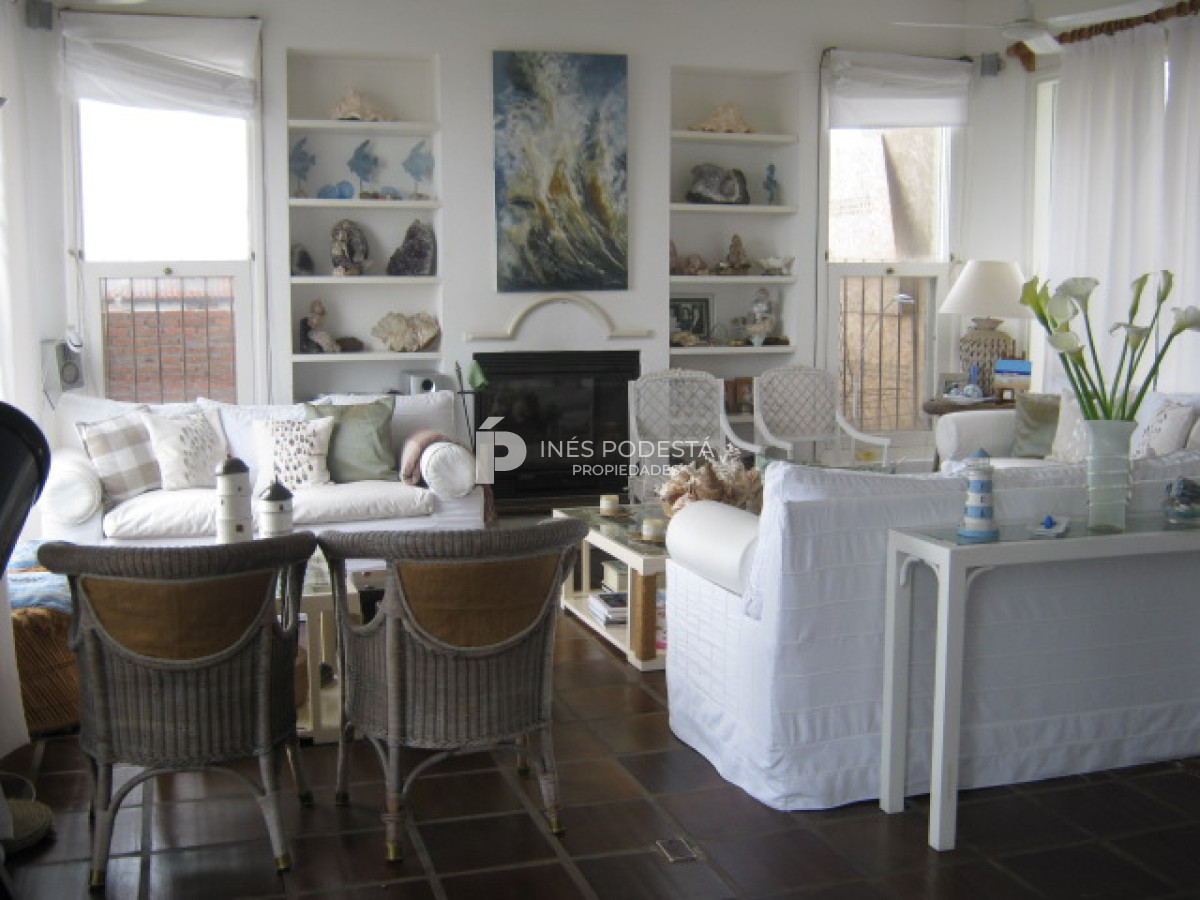 Casa ID.4990 - Venta casa de 5 dormitorios y dependencia de servicio