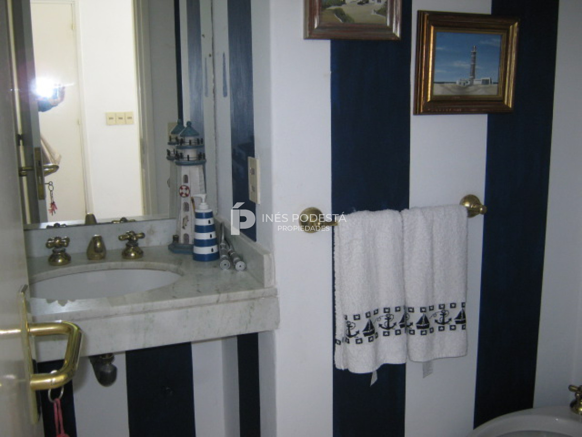 Casa ID.4990 - Venta casa de 5 dormitorios y dependencia de servicio
