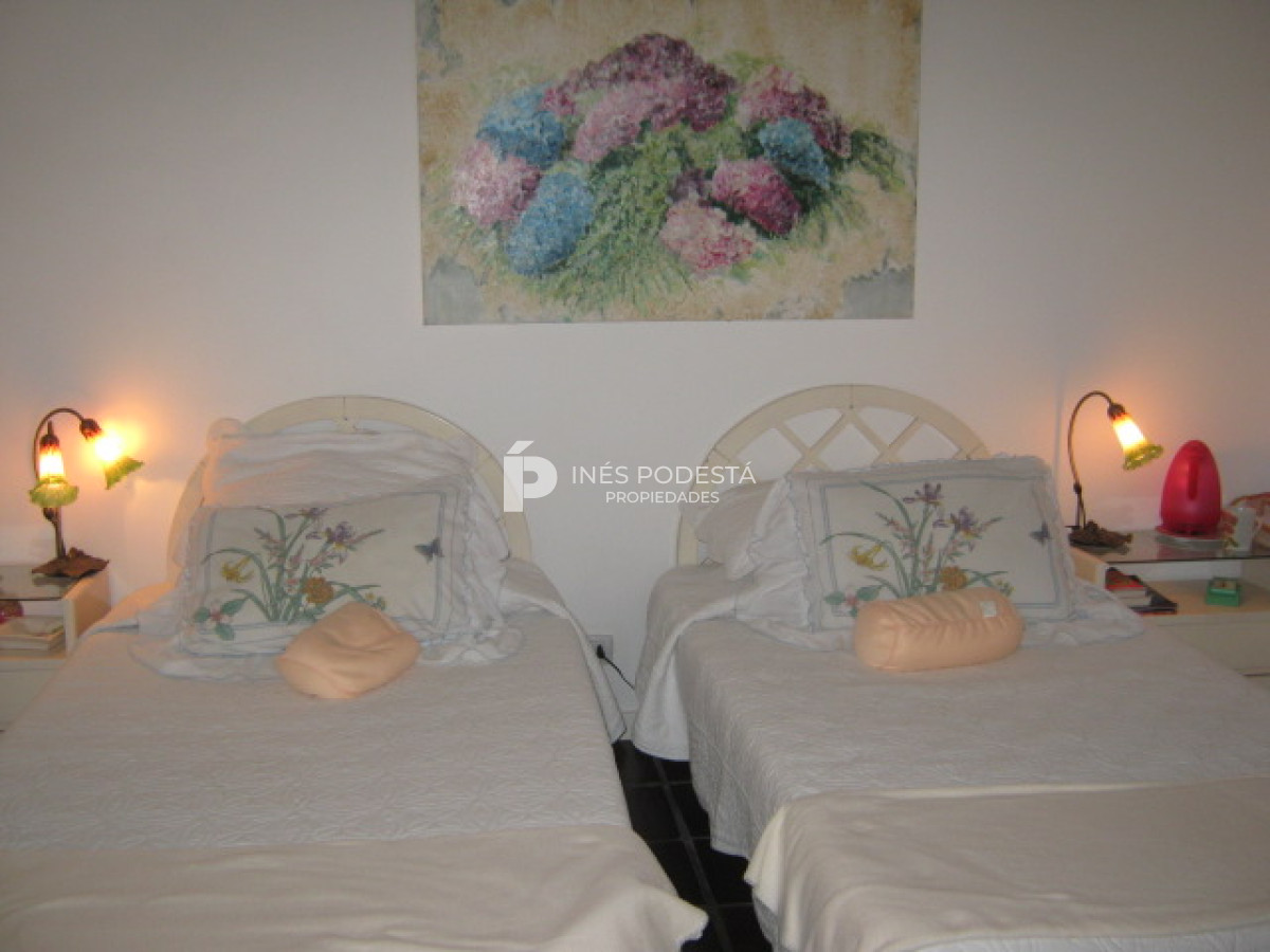 Casa ID.4990 - Venta casa de 5 dormitorios y dependencia de servicio