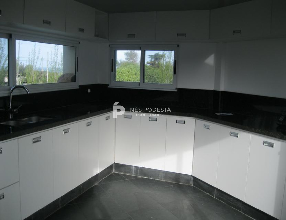 Casa ID.6219 - Casa con piscina  con 5 dormitorios y 4 baños a 100 mts del mar y muy buena vista