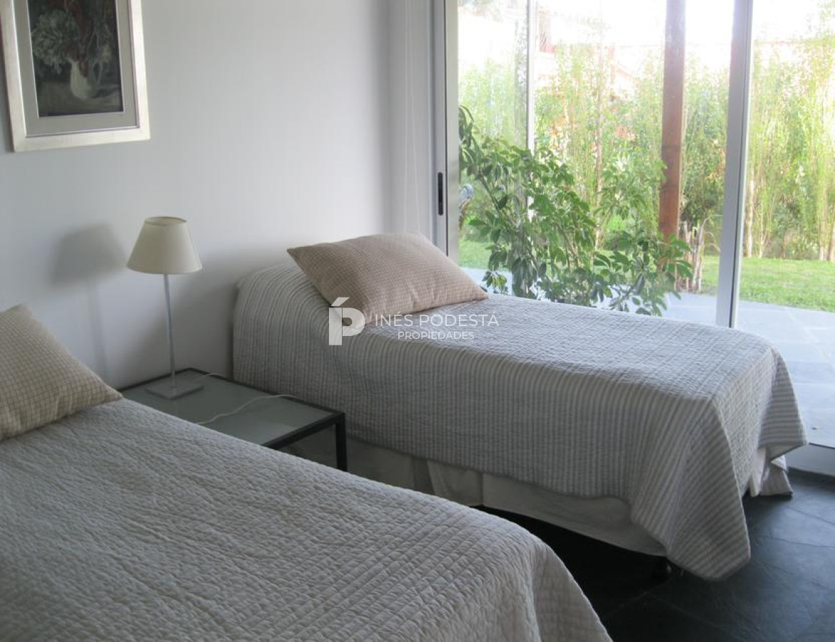 Casa ID.6219 - Casa con piscina  con 5 dormitorios y 4 baños a 100 mts del mar y muy buena vista