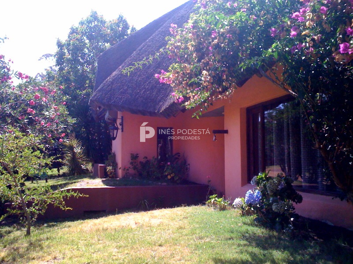 Casa ID.6337 - Alquiler 3 dormitorios y dependencia de servicio